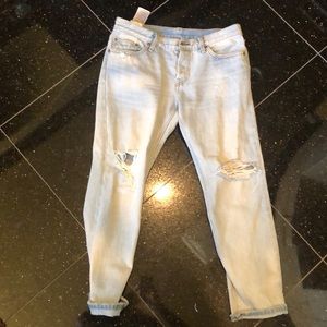 Distressed Light Levi Jeans
